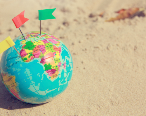 Globo terráqueo con banderas que simboliza la internacionalización de OdinS