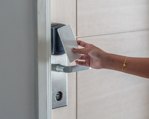 Persona utilizando tarjeta RFID en un lector de control de accesos