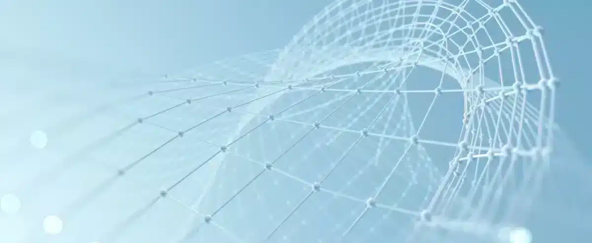 Bombilla encendida entre hojas verdes que simboliza la eficiencia energética y la sostenibilidad en entornos profesionales.