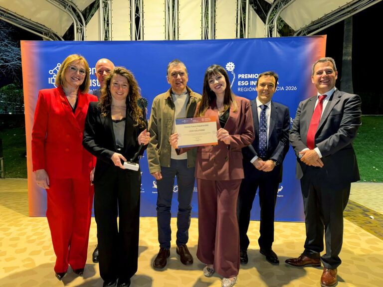 Equipo de OdinS recibiendo el Premio Futuro ESG Industria Región de Murcia.