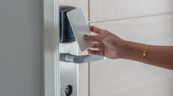 Persona utilizando tarjeta RFID en un lector de control de accesos