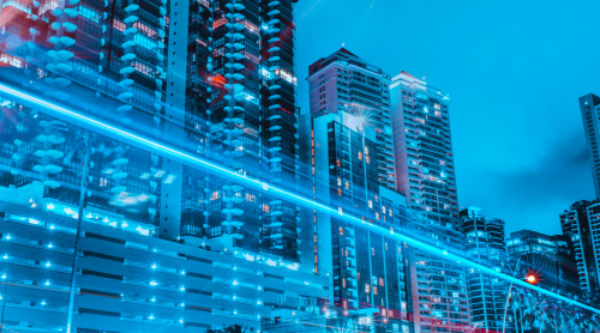 Rascacielos iluminados con tecnología IoT en una Smart City