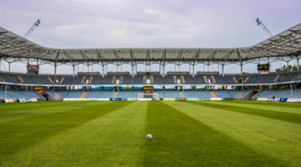 Campo de fútbol en estadio con césped natural gestionado con IoT