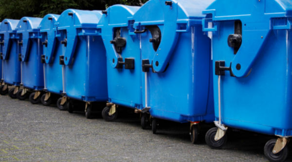 Contenedores de reciclaje inteligentes alineados en una calle